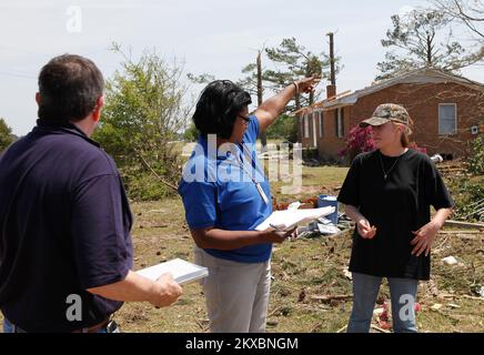 Tornado - Snow Hill, N.C., 19. April 2011 Jim Sadler, FEMA (L) und Audrey Binns, SBA treffen Hausbesitzerin Angel Yoke, um die Schäden an ihrem Haus im Rahmen einer vorläufigen Schadensbeurteilung in Snow Hill, North Carolina, zu untersuchen. Die FEMA reagiert auf die schweren Stürme und tödlichen Tornados vom 16. April 2011, durch die Häuser und Unternehmen im ganzen Staat beschädigt oder zerstört wurden. David Fine/FEMA Schwere Stürme, Tornados Und Überschwemmungen In North Carolina. Fotos zu Katastrophen- und Notfallmanagementprogrammen, Aktivitäten und Beamten Stockfoto