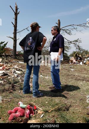 Tornado - Snow Hill, N.C., 19. April 2011 Jim Sadler, FEMA (R) trifft Hauseigentümerin Angel Yoke, um die Schäden an ihrem Haus im Rahmen einer vorläufigen Schadensbeurteilung in Snow Hill, North Carolina, zu untersuchen. Die FEMA reagiert auf die schweren Stürme und tödlichen Tornados vom 16. April 2011, durch die Häuser und Unternehmen im ganzen Staat beschädigt oder zerstört wurden. David Fine/FEMA Schwere Stürme, Tornados Und Überschwemmungen In North Carolina. Fotos zu Katastrophen- und Notfallmanagementprogrammen, Aktivitäten und Beamten Stockfoto