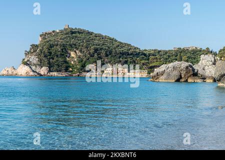 Der wunderschöne Strand von Malpasso in Varigotti mit trasparent und türkisfarbenem Wasser Stockfoto