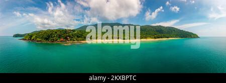 Draufsicht über den tropischen Strand auf der Insel Ko Lanta, Thailand. Blick auf die Küste und das berühmte Ziel. Reines türkisfarbenes Wasser und weißer Sand. Stockfoto