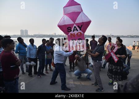 Kalkutta, Indien. 30.. November 2022. Eine freiwillige Gruppe organisiert die Kampagne zur AIDS-Prävention, wobei sie die rote Band am Ufer des Ganges vor dem Welt-Aids-Tag am 30. November 2022 in Kalkutta, Indien, hält. (Kreditbild: © Biswarup Ganguly/Eyepix via ZUMA Press Wire) Stockfoto