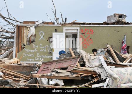 Tornado - Tuscaloosa, Alabama , 1. Mai 2011 Häuser und Grundstücke, die vom Tornado zerstört wurden April 27. warten auf die Sanierung und Wiederherstellung. FEMA-Foto/Tim Burkitt. Alabama schwere Stürme, Tornados, Stürme und Überschwemmungen. Fotos zu Katastrophen- und Notfallmanagementprogrammen, Aktivitäten und Beamten Stockfoto