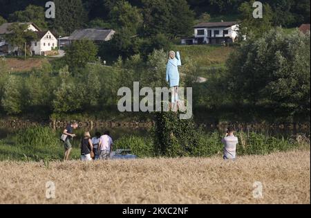 05.07.2019., Rozno pri Sevnici, Slovenija - die First Lady von Amerika, Melania Trump, erhielt eine Statue in der Nähe ihres Geburtsorts. Der amerikanische Künstler Brad Downey engagierte den lokalen Künstler Ales Å½upevc, der mit einer Kettensäge die Figur der amerikanischen First Lady aus dem Holz geschnitzt hat. Foto: Borut Zivulovic/Fa BOBO/PIXSELL Stockfoto