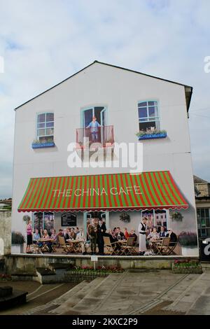 Suzan Vagoose - The China Cafe, St Austell, Cornwall - Daphne du Maurier blickt vom Balkon, während andere Berühmtheiten sich unten treffen. Stockfoto