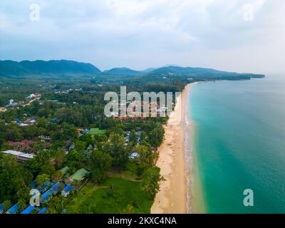 Draufsicht über den tropischen Strand auf der Insel Ko Lanta, Thailand. Blick auf die Küste und das berühmte Ziel. Reines türkisfarbenes Wasser und weißer Sand. Stockfoto