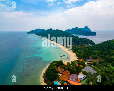 Draufsicht über den tropischen Strand auf den Ko Phi Phi Inseln, Thailand. Stockfoto