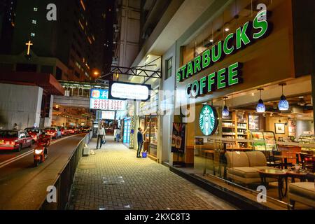 HONGKONG - 03. JUNI 2015: Starbucks Cafe Interieur. Starbucks Corporation ist ein amerikanisches, globales Kaffeeunternehmen und eine Kaffeehauskette mit Sitz in Seattle, Stockfoto