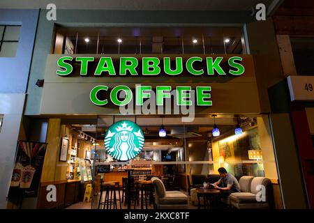 HONGKONG - 03. JUNI 2015: Starbucks Cafe Interieur. Starbucks Corporation ist ein amerikanisches, globales Kaffeeunternehmen und eine Kaffeehauskette mit Sitz in Seattle, Stockfoto