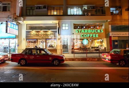 HONGKONG - 03. JUNI 2015: Starbucks Cafe Interieur. Starbucks Corporation ist ein amerikanisches, globales Kaffeeunternehmen und eine Kaffeehauskette mit Sitz in Seattle, Stockfoto