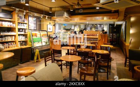 HONGKONG - 03. JUNI 2015: Starbucks Cafe Interieur. Starbucks Corporation ist ein amerikanisches, globales Kaffeeunternehmen und eine Kaffeehauskette mit Sitz in Seattle, Stockfoto