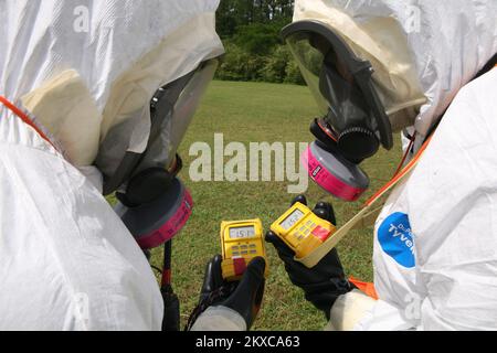 Studenten am Center for Domestic Preparedness in Anniston, Ala, untersuchen einen simulierten Unfallort, der eine radiologische Bedrohung darstellt. Das CDP ist ein Partner des Radiological Emergency Preparedness Program (REPP), und die Studenten lernen, wie sie auf radiologische Operationen reagieren und diese verwalten. Der Kurs konzentriert sich auch auf Reaktionspläne und -Verfahren für komplexe Vorfälle wie ein terroristisches Ereignis. Fotos zu Katastrophen- und Notfallmanagementprogrammen, Aktivitäten und Beamten Stockfoto