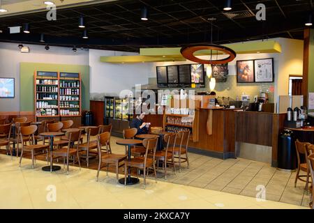 HONGKONG - 04. JUNI 2015: Starbucks Cafe Interieur. Starbucks Corporation ist ein amerikanisches, globales Kaffeeunternehmen und eine Kaffeehauskette mit Sitz in Seattle, Stockfoto