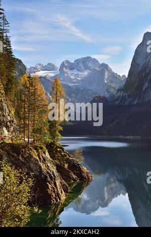 Vorderer Gosausee mit Dachstein, Österreich, an einem Herbsttag, vertikal Stockfoto