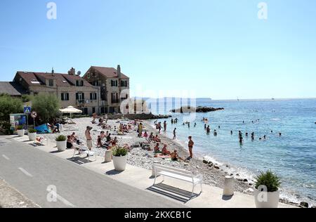 23.07.2019., Kroatien, Komiza - Komiza liegt auf der westlichen Seite der Insel Vis im tiefen Komiza Golf. Der Hum Mountain (der höchste Gipfel von 587 m) trennt Komiza vom Rest der Insel und führt hinunter zum Ufer der Bucht. Komizas Mangel an landwirtschaftlich genutztem Land und seine Gefälle haben die Ausrichtung von Komiza auf das Meer und die Fischerei bestimmt. Über den Pass St. Michael die neue Straße ist mit der 10 km entfernten Stadt Vis verbunden. Die Entfernung der alten Straße Vis-Komiza, die im südlichen Teil der Insel verläuft, beträgt 20 km Kroaten sind einheimisch und die Mehrheitsbevölkerung o Stockfoto