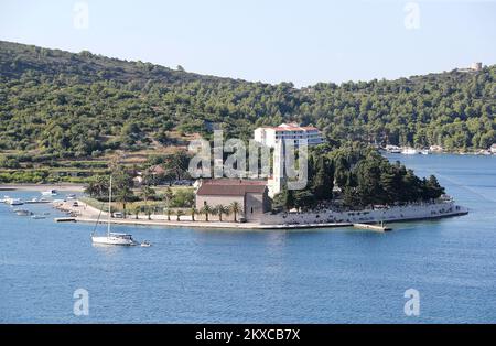 24.07.2019., Kroatien, Vis - Vis Stadt liegt in einer großen und geschützten Bucht (Bucht von St. Juraj) auf der nordöstlichen Seite der Insel Vis, gegenüber Hvar und dem dalmatinischen Festland. Das Vis-Dock befindet sich im tiefsten Eingang des südwestlichen Teils des Golfs, der durch eine kleine Insel Host und eine Halbinsel Prirovo vor offenem Meer geschützt ist. Es gibt auch kleinere Ankerplätze Kut und Stonca innerhalb der Bucht. Foto: Dalibor Urukalovic/PIXSELL Stockfoto