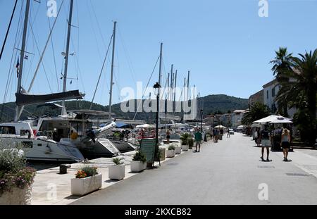 24.07.2019., Kroatien, Vis - Vis Stadt liegt in einer großen und geschützten Bucht (Bucht von St. Juraj) auf der nordöstlichen Seite der Insel Vis, gegenüber Hvar und dem dalmatinischen Festland. Das Vis-Dock befindet sich im tiefsten Eingang des südwestlichen Teils des Golfs, der durch eine kleine Insel Host und eine Halbinsel Prirovo vor offenem Meer geschützt ist. Es gibt auch kleinere Ankerplätze Kut und Stonca innerhalb der Bucht. Foto: Dalibor Urukalovic/PIXSELL Stockfoto