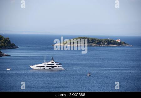 24.07.2019., Kroatien, Vis - Vis Stadt liegt in einer großen und geschützten Bucht (Bucht von St. Juraj) auf der nordöstlichen Seite der Insel Vis, gegenüber Hvar und dem dalmatinischen Festland. Das Vis-Dock befindet sich im tiefsten Eingang des südwestlichen Teils des Golfs, der durch eine kleine Insel Host und eine Halbinsel Prirovo vor offenem Meer geschützt ist. Es gibt auch kleinere Ankerplätze Kut und Stonca innerhalb der Bucht. Foto: Dalibor Urukalovic/PIXSELL Stockfoto