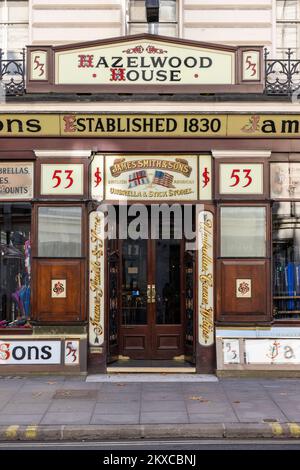 James Smith & Sons Schirmladen, Hazelwood House, New Oxford Street, mit weitgehend unveränderter viktorianischer Ladenfront. Hazelwood House, 53 New Oxford Str. Stockfoto