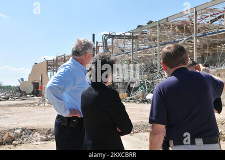 Tornado - Tuscaloosa, Alabama , 6. Mai 2011 FEMA Stellvertreter Richard Serino und HHS Stellvertretende Sekretärin für Vorsorge und Reaktion Dr. Nicole Lurie betrachten die Zerstörung der Tuscaloosa Emergency Management Agency, die durch den Tornado vom April 27. vollständig zerstört wurde. FEMA-Foto/Tim Burkitt... Fotos zu Katastrophen- und Notfallmanagementprogrammen, Aktivitäten und Beamten Stockfoto