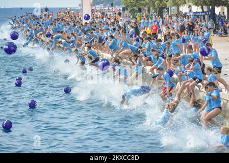27.07.2019., Zadar - Millennium Jump ist ein Sprung von mehr als 3.000 Personen vom zentralen Ufer von Zadar im Meer, der in verschiedenen Arten von Sprüngen durchgeführt wurde. Foto: Dino Stanin/PIXSELL Stockfoto