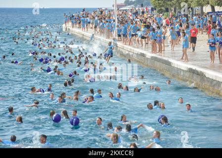 27.07.2019., Zadar - Millennium Jump ist ein Sprung von mehr als 3.000 Personen vom zentralen Ufer von Zadar im Meer, der in verschiedenen Arten von Sprüngen durchgeführt wurde. Foto: Dino Stanin/PIXSELL Stockfoto