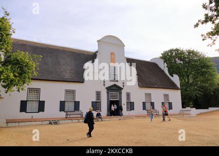 September 25 2022 - Kapstadt in Südafrika: Die Menschen genießen das Wochenende im Weingut Groot Constantia Stockfoto