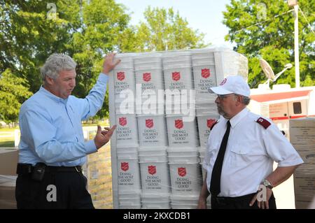 Tornado - Tuscaloosa, Alabama , 6. Mai 2011 FEMA-Stellvertreter Richard Serino und ein Heilsarmee-Offizier diskutieren Möglichkeiten, Überlebenden in der Region Tuscaloosa vom Tornado vom April 27. zu helfen... Fotos zu Katastrophen- und Notfallmanagementprogrammen, Aktivitäten und Beamten Stockfoto