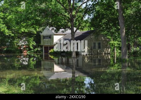 Überschwemmungen – Memphis, Tennessee , 9. Mai 2011 Diese Gegend ist stark überflutet und der Mississippi ist noch nicht angekommen. Alle wurden gebeten, zu evakuieren. Marilee Caliendo/FEMA. Schwere Stürme, Tornados, Stürme und Überschwemmungen in Tennessee. Fotos zu Katastrophen- und Notfallmanagementprogrammen, Aktivitäten und Beamten Stockfoto