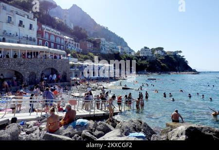 01.08.2019., Capri, Italien - Capri ist eine Insel im Tyrrhenischen Meer vor der Halbinsel Sorrentine, auf der Südseite des Golfs von Neapel in der Region Kampanien in Italien. Die Hauptstadt Capri, die sich auf der Insel befindet, hat den gleichen Namen. Es ist seit der Zeit der Römischen Republik ein Resort. Foto: Sanjin Strukic/PIXSELL Stockfoto