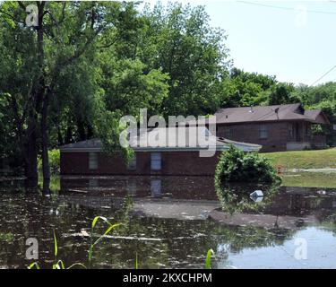 Überschwemmungen – Memphis, Tennessee , 10. Mai 2011 Überschwemmung der Nachbarschaft nach dem Kamm des Mississippi. Überall, wo der Fluss überflutet ist, treiben Abfälle herum, wodurch die Straßen auch nach dem Absinken des Wasserstands unsicher werden. Marilee Caliendo/FEMA. Schwere Stürme, Tornados, Stürme und Überschwemmungen in Tennessee. Fotos zu Katastrophen- und Notfallmanagementprogrammen, Aktivitäten und Beamten Stockfoto