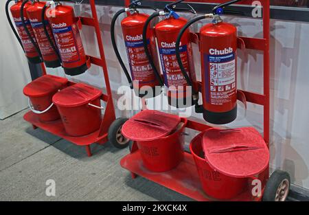 Chubb Feuerlöscher und rote Feuereimer, Gesundheit und Sicherheit Stockfoto