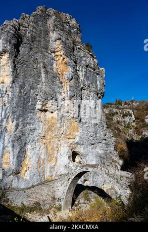 Blick auf die traditionelle steinerne Kokkorou-Brücke in Epirus, Griechenland im Herbst Stockfoto