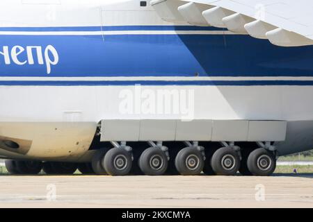 Ein russisches Flugzeug Antonov 124-100 wird während der Landung auf einem Franjo Tudjman Flughafen in Zagreb, Kroatien am 19. August 2019 gesehen. Das Flugzeug transportiert einen riesigen Dieselmotor vom Kernkraftwerk Smolensk, der im Adriadiesel-Unternehmen erneuert werden soll. Foto: Borna Filic/PIXSELL Stockfoto