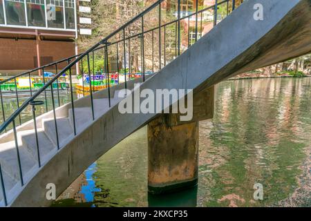 Treppen über eine Brücke über den Kanal im malerischen River Walk San Antonio Texas. Nahaufnahme der Treppe für Touristen mit Blick auf die Gebäude entlang der Stockfoto