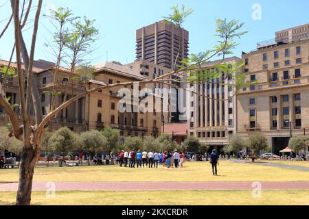 September 29 2022 - Pretoria in Südafrika: Kirchenplatz, Menschen während des Tages, Wandern oder Ausruhen auf dem Gras im Zentrum der Stadt Stockfoto