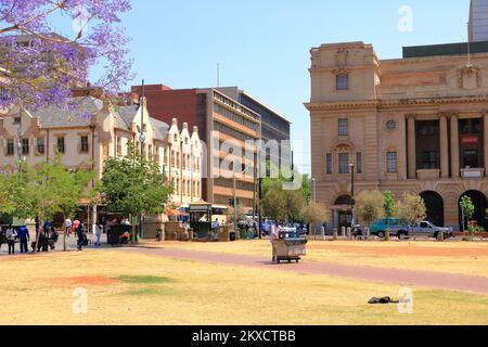 September 29 2022 - Pretoria in Südafrika: Kirchenplatz, Menschen während des Tages, Wandern oder Ausruhen auf dem Gras im Zentrum der Stadt Stockfoto