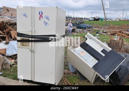 Tornado - Tuscaloosa, Alabama , 14. Mai 2011 die Reinigung der Trümmer findet in Alabama statt. Große Geräte müssen zusammen mit Baumaterial, Elektronik, Sondermüll, Holz und Hausmüll getrennt werden, damit sie ordnungsgemäß entfernt werden können. FEMA Photo/Tim Burkitt. Alabama schwere Stürme, Tornados, Stürme und Überschwemmungen. Fotos zu Katastrophen- und Notfallmanagementprogrammen, Aktivitäten und Beamten Stockfoto