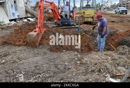 Tornado - Tuscaloosa, Alabama , 14. Mai 2011 Stadtarbeiter suchen nach einer verstopften Kanalisation inmitten der zerstörten Häuser in Tuscaloosa. Die Inbetriebnahme der Versorgungseinrichtungen und die Beseitigung von Trümmern sind hier nach wie vor Prioritäten. FEMA Photo/Tim Burkitt. Alabama schwere Stürme, Tornados, Stürme und Überschwemmungen. Fotos zu Katastrophen- und Notfallmanagementprogrammen, Aktivitäten und Beamten Stockfoto