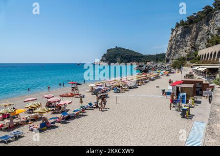 Varigotti, Italien - 10-07-2021: Der wunderschöne Strand von Malpasso in Varigotti Stockfoto