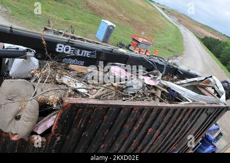 Tornado - Coker, Alabama , 14. Mai 2011 Diese LKW-Ladung Trümmer aus Tuscaloosa ist eine von vielen weiteren aus dem verwüsteten Gebiet, das vom Tornado im April getroffen wurde. Die Trümmer werden vor Ort in Stapeln sortiert, von Lastwagen aufgefangen und auf einer zugelassenen Deponie abgeladen. FEMA Foto/Tim Burkitt.. Fotos zu Katastrophen- und Notfallmanagementprogrammen, Aktivitäten und Beamten Stockfoto