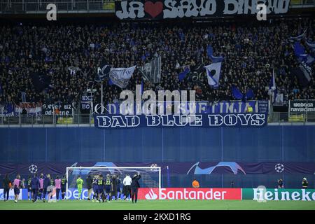 ZAGREB, KROATIEN - SEPTEMBER 18: GNK Dinamo Zagreb-Spieler feiern den Sieg mit Fans des UEFA Champions League-Spiels C zwischen GNK Dinamo und Atalanta B.C. im Maksimir-Stadion am 18. September 2019 in Zagreb, Kroatien. Foto: Igor Soban/PIXSELL Stockfoto