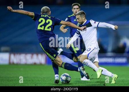 ZAGREB, KROATIEN - SEPTEMBER 18: Marin Leovac von GNK Dinamo Zagreb und Alejandro Gomez von Atalanta BC während des Spiels der UEFA Champions League Gruppe C zwischen GNK Dinamo und Atalanta B.C. im Maksimir-Stadion am 18. September 2019 in Zagreb, Kroatien. Foto: Filip Kos/PIXSELL Stockfoto