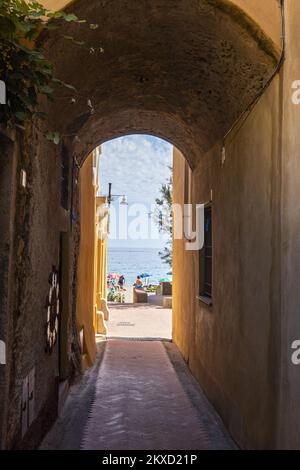 Varigotti, Italien - 10-07-2021: Charakteristische Straßen mit Bögen im malerischen Dorf Varigotti Stockfoto