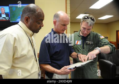 Überschwemmung – Baton Rouge, La. , 19. Mai 2011 Federal Coordinating Officer Gerard Stolar, Louisiana Recovery Office Acting Director Joe Threat und Coast Guard Pilot Sehen Sie sich eine Karte der Gegend an, wo sie den Mississippi überfliegen werden. . Schwere Stürme und Überschwemmungen in North Dakota. Fotos zu Katastrophen- und Notfallmanagementprogrammen, Aktivitäten und Beamten Stockfoto