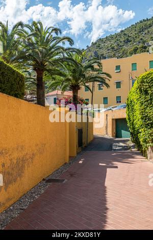 Varigotti, Italien - 10-07-2021: Charakteristische farbenfrohe Häuser und Straßen im malerischen Dorf Varigotti Stockfoto