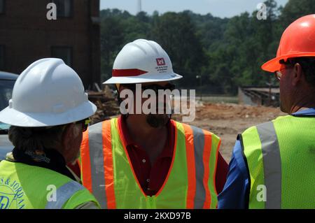 Trümmerspezialist des Ingenieurkorps mit Auftragnehmern in Alabama. Alabama schwere Stürme, Tornados, Stürme und Überschwemmungen. Fotos zu Katastrophen- und Notfallmanagementprogrammen, Aktivitäten und Beamten Stockfoto