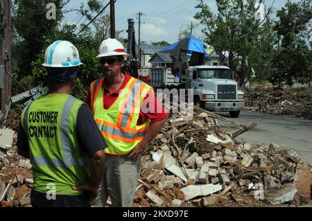 Trümmerspezialist beim Auftragnehmer in Alabama. Alabama schwere Stürme, Tornados, Stürme und Überschwemmungen. Fotos zu Katastrophen- und Notfallmanagementprogrammen, Aktivitäten und Beamten Stockfoto