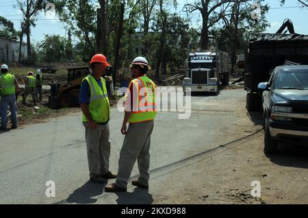 Trümmerspezialist des Ingenieurkorps mit Auftragnehmern in Alabama. Alabama schwere Stürme, Tornados, Stürme und Überschwemmungen. Fotos zu Katastrophen- und Notfallmanagementprogrammen, Aktivitäten und Beamten Stockfoto