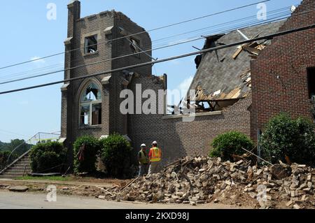 Trümmerspezialist des Corps of Engineers mit Auftragnehmer bei Church I. Alabama. Schwere Stürme, Tornados, Stürme und Überschwemmungen. Fotos zu Katastrophen- und Notfallmanagementprogrammen, Aktivitäten und Beamten Stockfoto