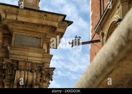 Das Detail des drachenförmigen Gargoyles auf der Burg Wawel in Krakau in Polen. Stockfoto